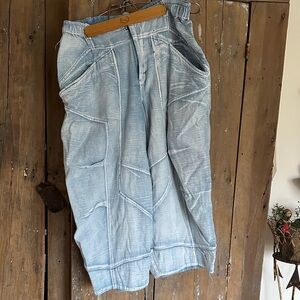 Free people.  Size LARGE  MOTO BARREL PANTS. PRICED FOR CONDITION.